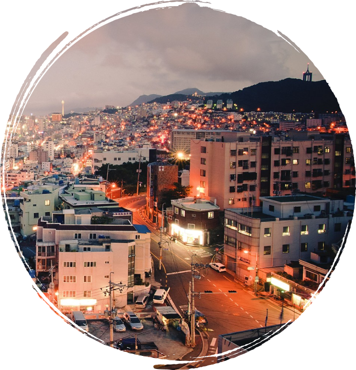 黄昏时灯火通明的城市建筑和街道景观。